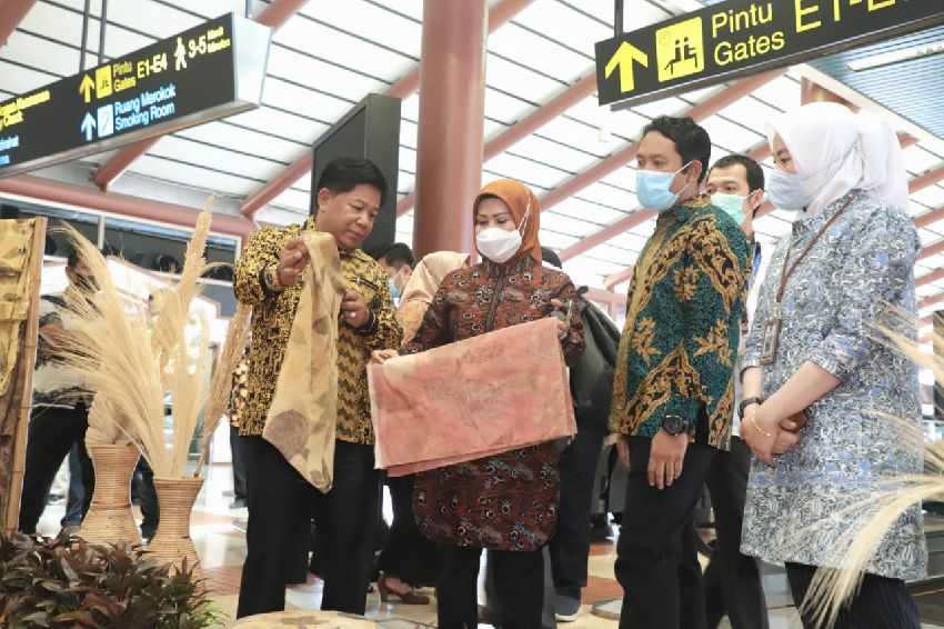 Pemkab Serang dan Angkasa Pura II Kampanyekan Batik di Bandara Soetta